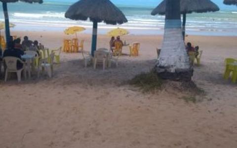 Comerciantes amargam prejuízo com redução de vendas em praias sujas de óleo em AL 