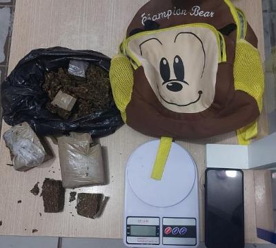 Suspeito é detido após esconder mochila com droga em telhado de casa, em Pitanguinha