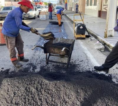 Infraestrutura aplica 170 toneladas de asfalto em 50 ruas de Maceió