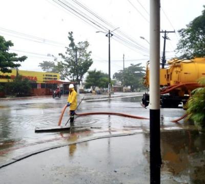 Equipes de limpeza e drenagem estão em pontos de alagamentos em Maceió