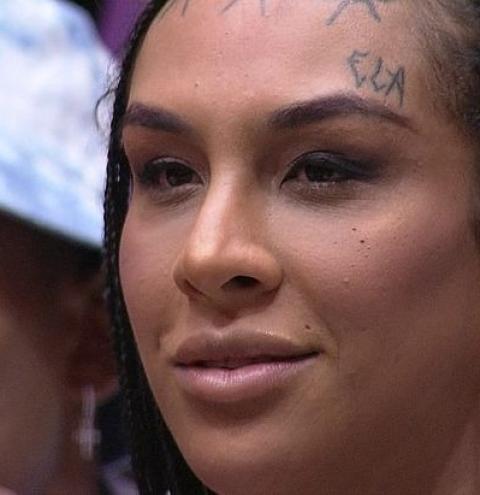 Linn da Quebrada explica tatuagem 'Ela' na testa: 'Quero ser tratada pelo pronome feminino'
